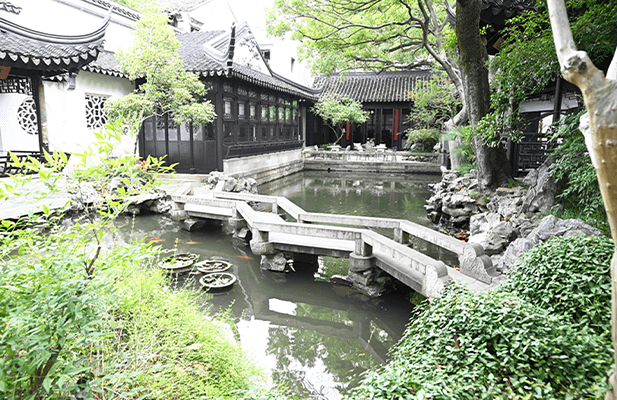 船庁と、主庁「留雲山房」（奥）を望む
