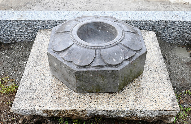 正面に設置の線香立