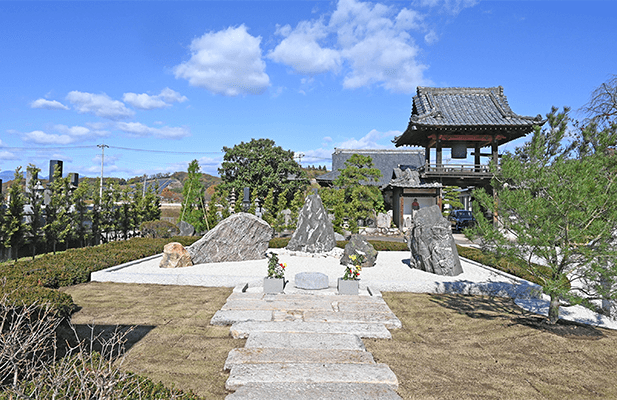 「散骨場」枯山水。白砂中に５石を組んでいる。