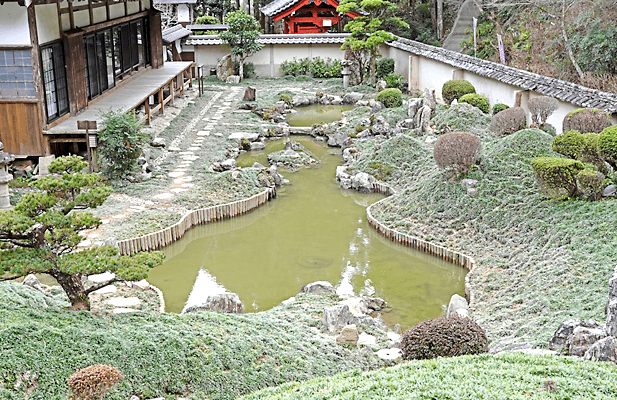 築山から見た冨賀寺庭園の景観