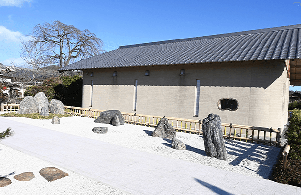 長岡寺枯山水「龍門庭」の全景。