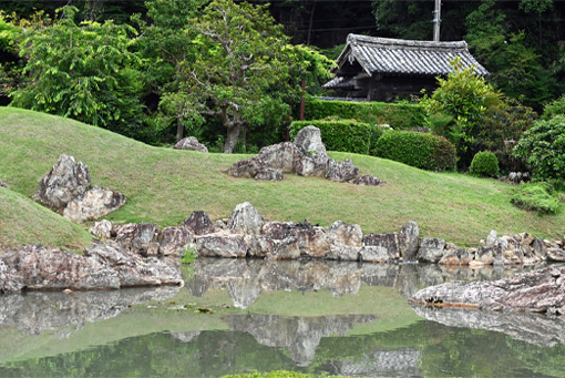 修復された摩訶耶寺庭園池泉東部の築山と石組