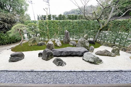 真光寺本堂南庭「羅漢庭」