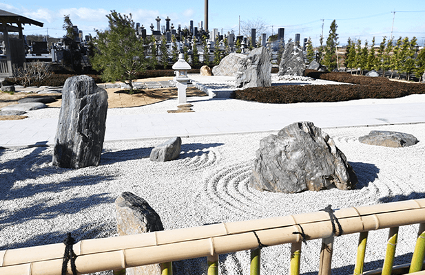 「微笑庵」の小窓から西部を見た園景。